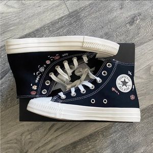 NEW IN BOX high top converse 70’s embroidered flowers 🌸